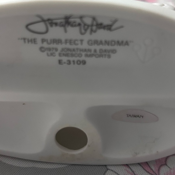 Precious Moments vintage figurine “ The Purr-Fect Grandma” - Picture 9 of 10